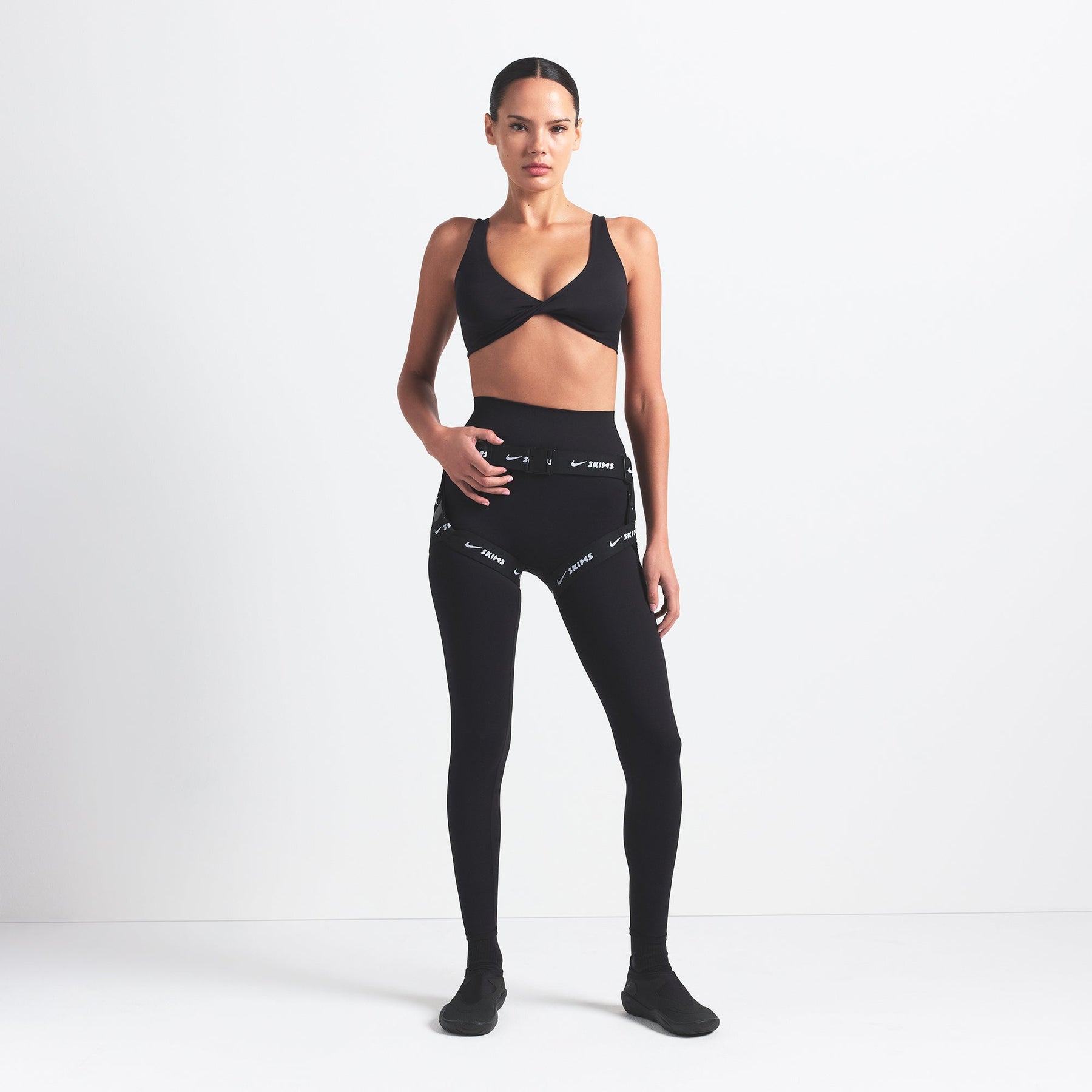 NikeSKIMS MATTE TWIST-FRONT BRA | OBSIDIAN