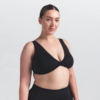 NikeSKIMS MATTE TWIST-FRONT BRA | OBSIDIAN