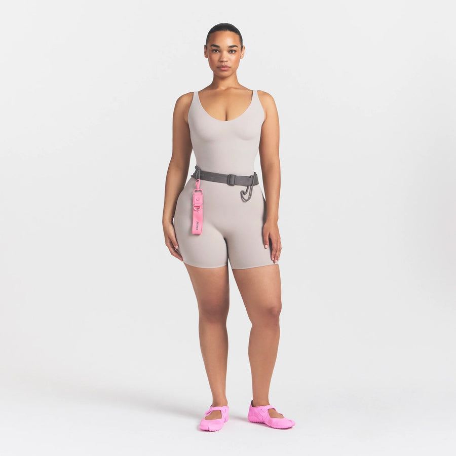 NikeSKIMS STUDIO STRETCH PLUNGE TANK | LINEN