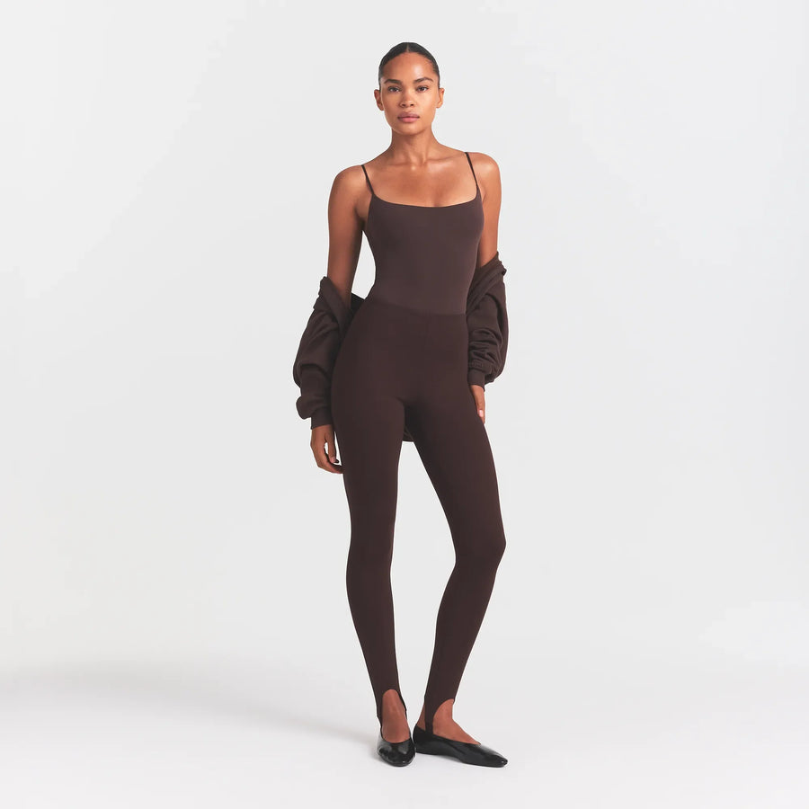 THE ESSENTIAL COLLECTION HIGH-WAISTED STIRRUP LEGGING | ESPRESSO