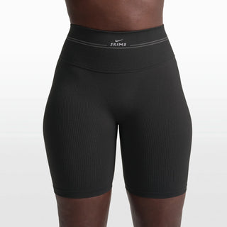 NikeSKIMS RIBBED SEAMLESS 5" BIKER SHORT | OBSIDIAN