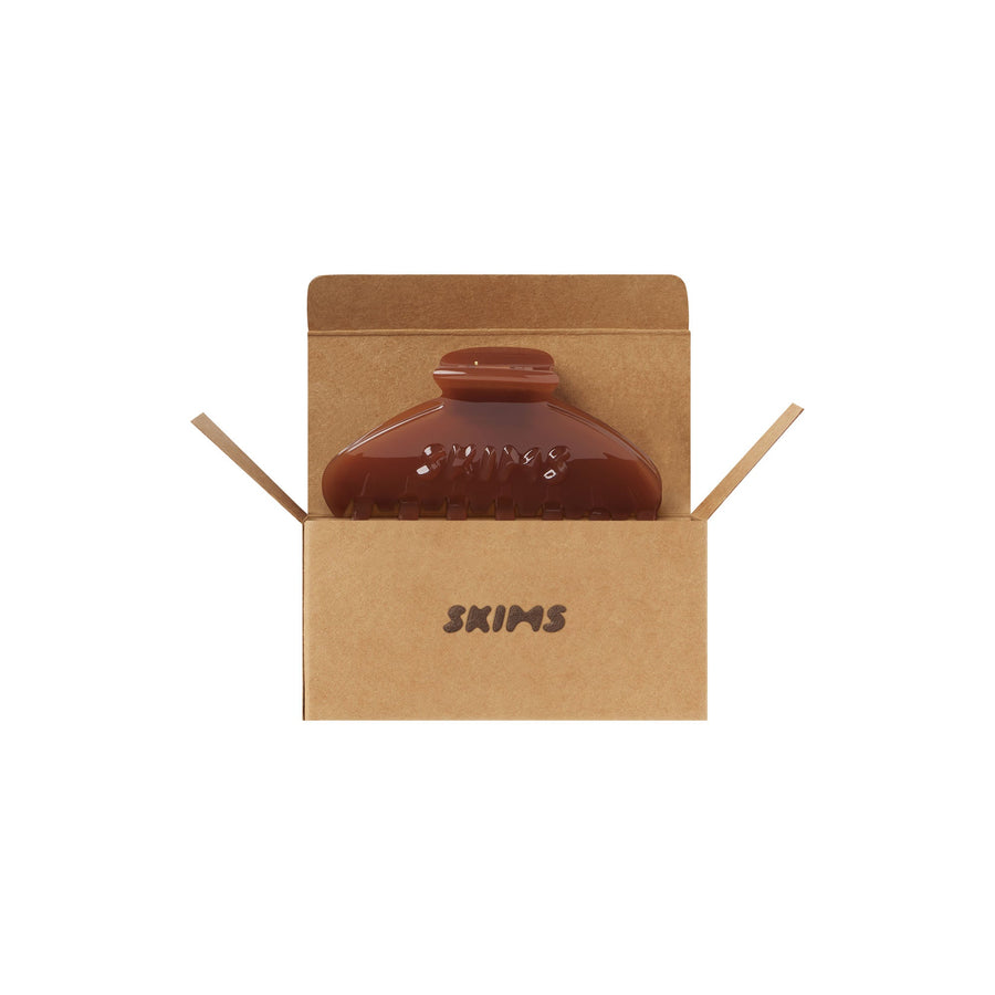 GETTING READY ACCESSORIES EMBOSSED LOGO CLAW CLIP | ALMOND