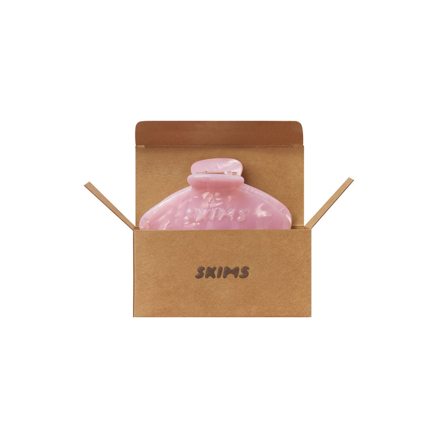 GETTING READY ACCESSORIES EMBOSSED LOGO CLAW CLIP | BARELY PINK PEARL